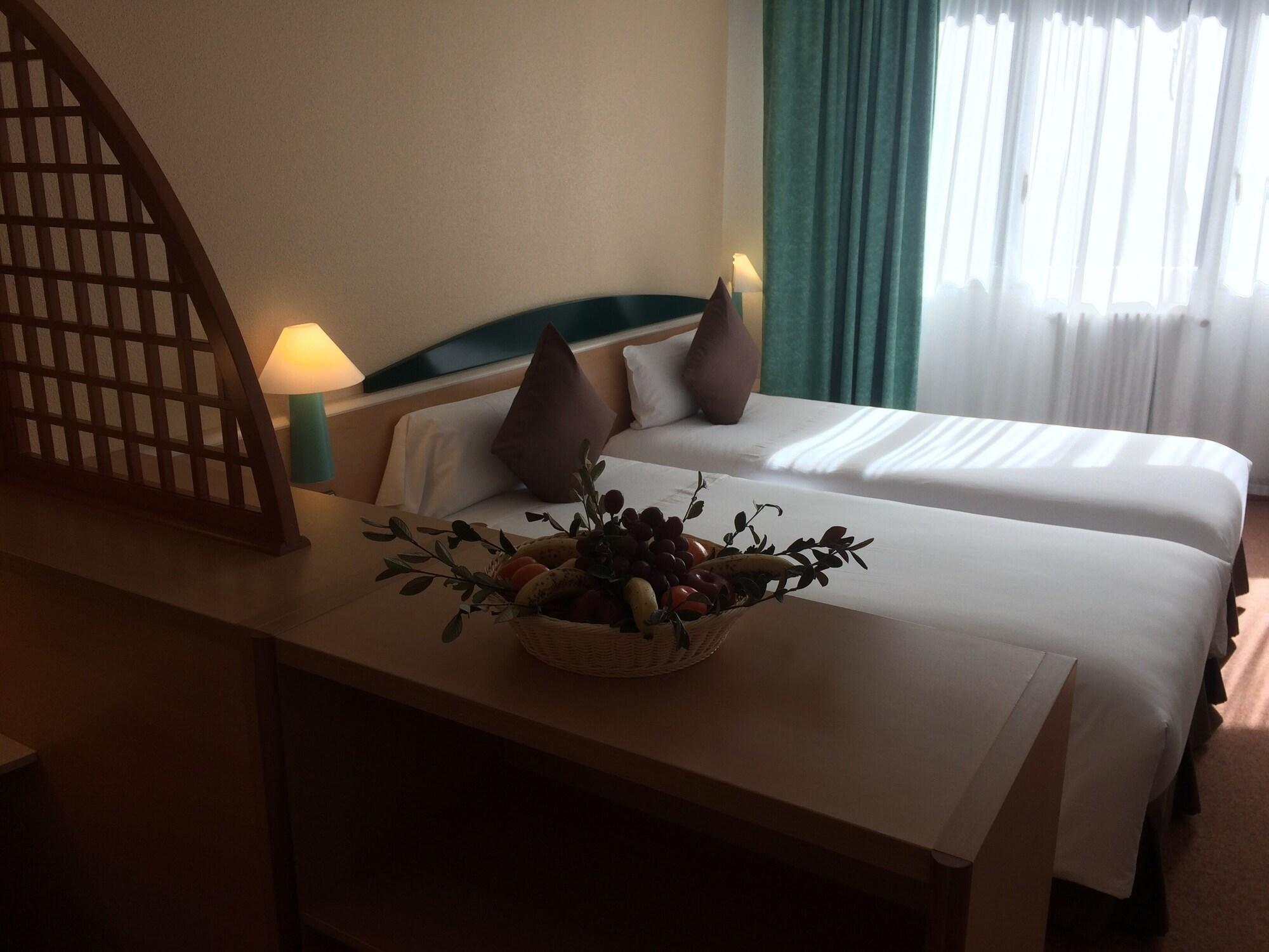 Hotel Tropical Les Escaldes Bagian luar foto